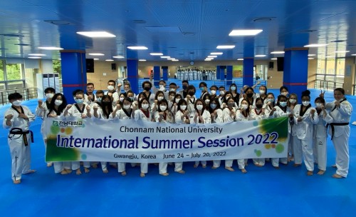 International students pose for a picture after having a Taekwondo class at Taekwondowon in Muju-gun, Jeollabuk-do on June 29 .
