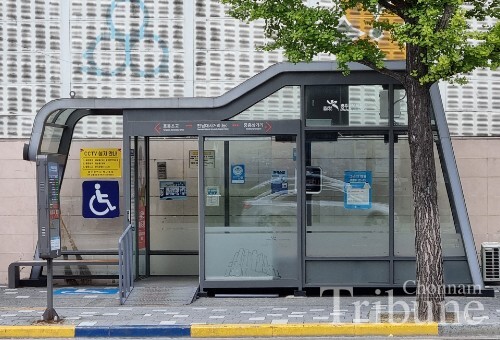 Barrier-free bus stop