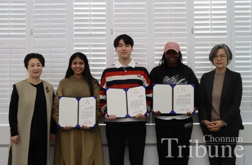 (from left) Nam Ho-jung (Dean of Student Affairs), Jasmine Gnanam John, Hong Seug-hyun, Oluwatuyi Toyin Bukola Kezia and Jeong Kyung-woon (Director of CNU Press and Broadcasting Center) posing for a picture after the 2022 English Essay Contest Awards Ceremony on Nov. 11.