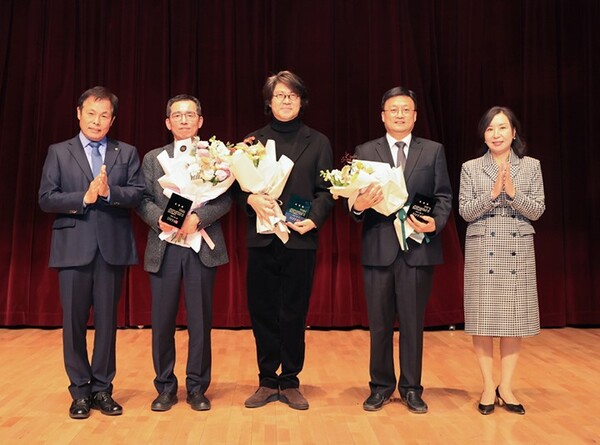 (from left) CNU President Jung Sungtaek, Professor Min Jung-joon, Professor Kim Jae-kook, Professor Kook Hyun, and Faculty Council Chair Han Eun-mi