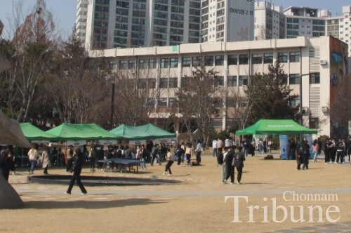 The 2023 Spring Student Club Fair around Bongji from March 6 to 7, and about 63 recognized clubs ran their booths to introduce their clubs and attract students’ attention.