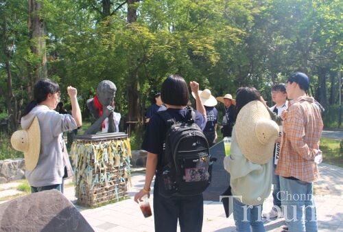 Students paying tribute to Martyr Yoon Sang-won at Yoon Sang-won Forest on May 14