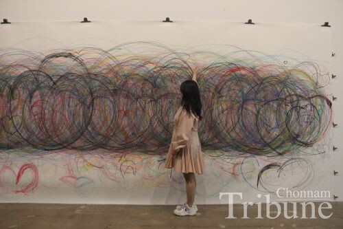 A visitor immerses herself in the interactive "Bodyscape" by Lee Kun-yong at the 14th Gwangju Biennale on April 30.