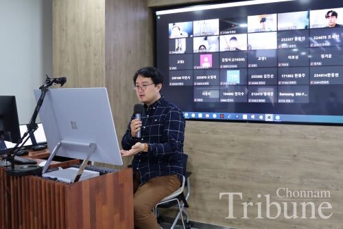 Professor Kim Kyung-baek gives a taster lecture of a prospective liberal  arts subject "Blockchain and Crypocurrency " offered by the Office of Education Innovation on May 19