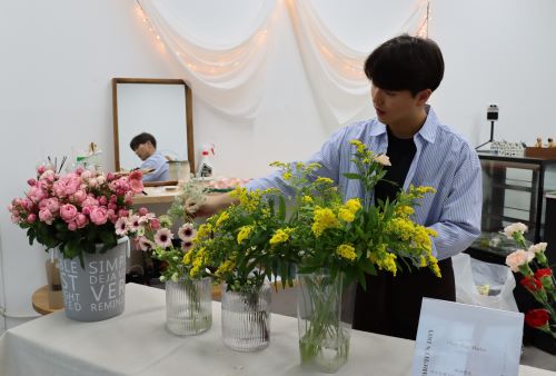 Kim Seung-chan choosing flowers to make a bouquet of carnations