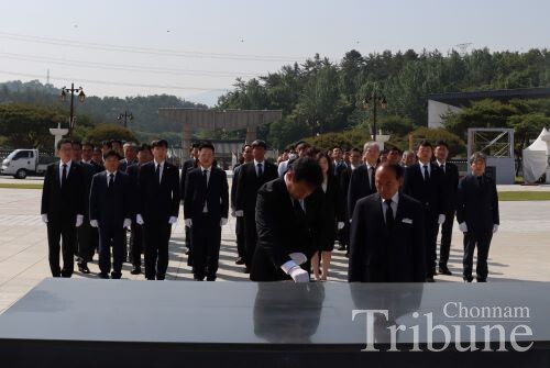 CNU President Jung Sungtaek burns incense after laying flowers at a memorial altar at the May 18 National Cemetery to mark the 43rd anniversary of the May 18 Democratization Movement on May 16.