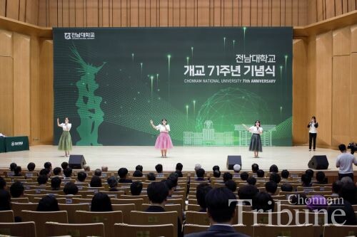 Students of Dept. of Korean Music show a special performance.