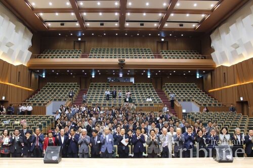 The attendees, including CNU President, faculty, alumni, students and the guests of honor,  take a pose for a picture after the 71st anniversary cerenony of CNU at the University Auditorium,  Minjumaru, on June 8.