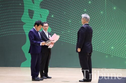 CNU President Jung Sungtaek gives a prize to the Hugwang Academic Award for the late Kim Jin-gyun, Seoul National University honorary professor.