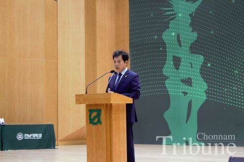 CNU President Jung Sungtaek delivers his commemorative speech at the 71st anniversary ceremony of the university on June 8.