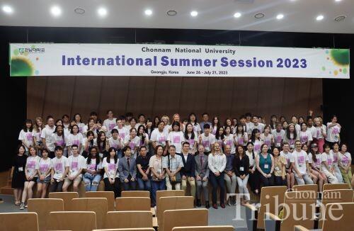 International students and professors who have paricipated in this year's CNU International Summer Session pose for a picture after the opening ceremony of  on June 26.