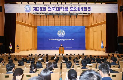 Chonnam National University President Jung Sungtaek gives a welcom speech at the opening ceremony of the 28th National Model United Nations Conference of the Republic of Korea held on July 4./ Photo: CNU Public Relations Office