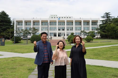 (from left) Cha Heung-ju (’82, Department of Global Business, University of Redlands), Kang So-hee (’91, Department of Computer and Mathematics Sciences, University of Toronto-Scarborough), and Jeon Gyeong-seon (’91, Department of English, Columbus State University) pose for a picture at 5·18 Square on July 6.