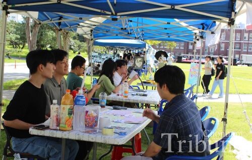 A student listens to explanations about a club at the 2023 Fall Student Club Fair around Bongji on September 5.