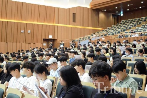 Many students attend the Student Representative Meeting for the second of the year 2023 held on September 4.