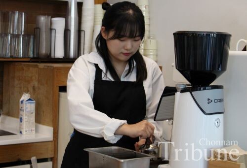 A student laborer works as a server at a cafe.