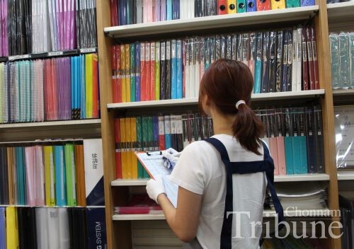 A student laborer works at a bookstore.