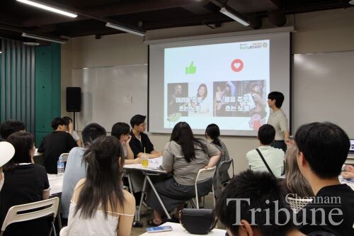 Youth laborers in their late teens to early twenties attend a labor rights education program at the Gwangju Youth Labor Rights Center on Aug. 24.