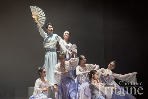 Ahn Jae-eun performing a traditonal Chinese dance