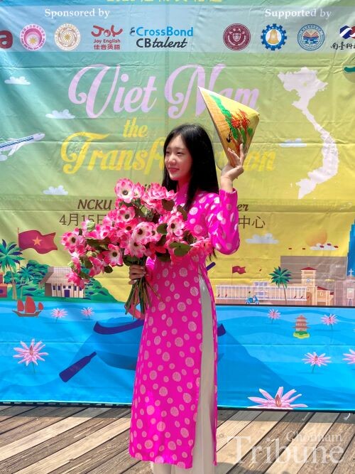 Ahn Jae-eun wearing Vietnamese traditional clothes