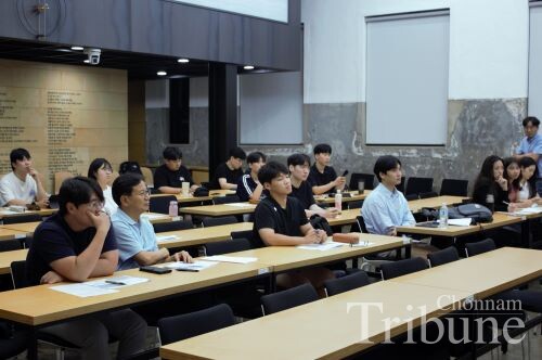 Students listen to the answers of Professor Ma Kang-rae during the question-and-answer session after finishing his lecture.