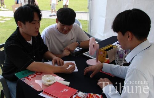 Students receive counseling on recruiting trends and inforamtion inside a coporation booth at 2023 Chonnam National Universtiy Job Festa held around Bongji on September 19.