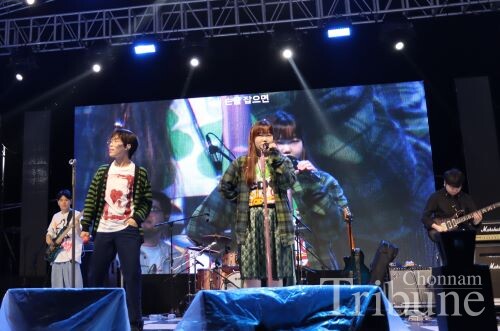 Guest singers 'AKMU' singing their songs on the stage on September 20