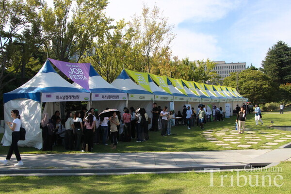 Various booths are set up at 2023 Chonnam National Universtiy Job Festa at Bongji on September 19 to meet a number of potential candidates.