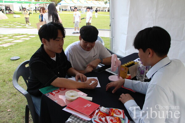 Students take counseling on corporate recruiting trends and inforamtion inside a coporation booth at 2023 Chonnam National Universtiy Job Festa on September 19.