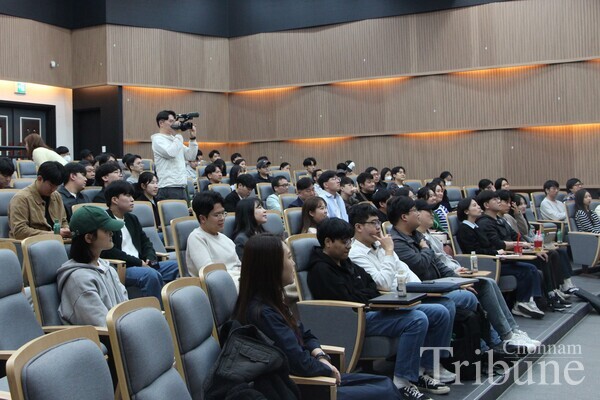 Students await guest speakers Kim Sun-tae and Kim Kyung-pil at Cosmos Hall.