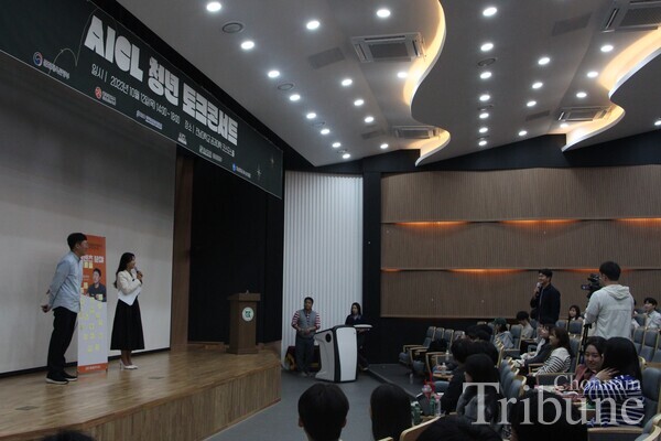 Kum Sun-tae, Chungju City's offical social media manager, answers questions from talk concert attendees.