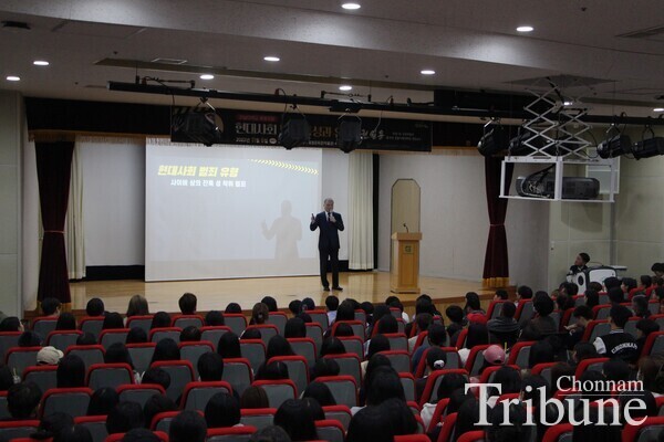 Profiler Gwon Il-yong presents a lecture about contemporary society's crime at the last Yongbong Forum on November 8.