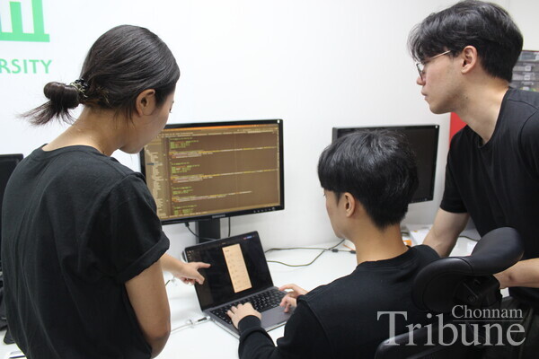 The Z members add a chat function to the app using a programming tool.