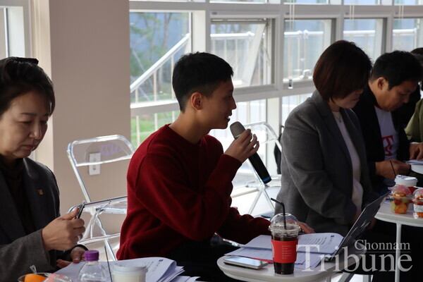 A student attendee vocalizes his opinions.
