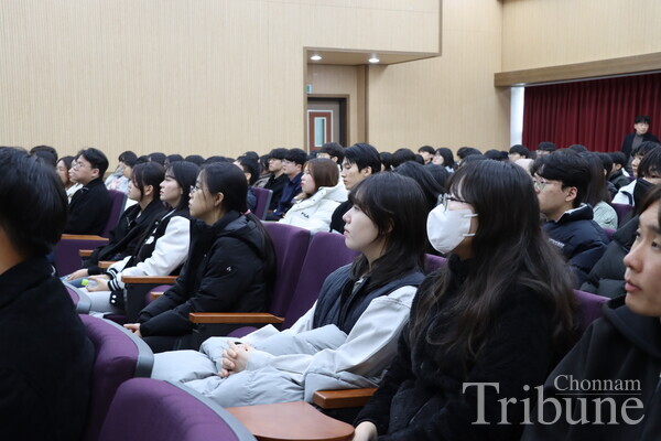Students listen to Ju In-ha and Jeong Eun-jo's presentation.