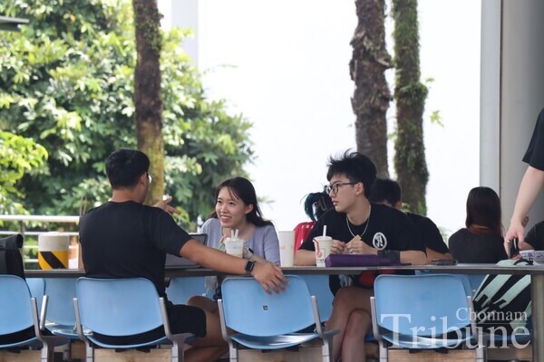 NTU students have a talk in open spaces on campus on January 17.