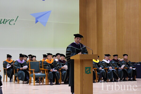 CNU President Jung Sungtaek gives message of congratulations to the graduating students on February 26.