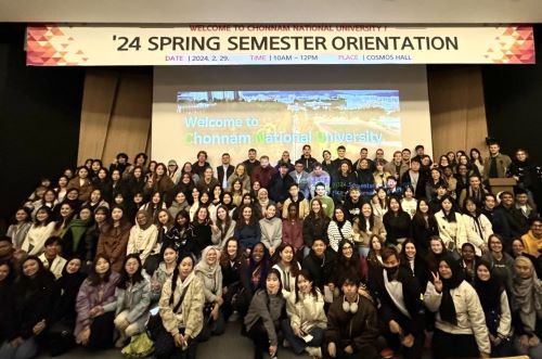 Invited exchange students from 25 countries pose for a picture after the orientation session at Cosmos Hall in the College of Engineering 4 building on February 29.  Photo: Office of International Affairs