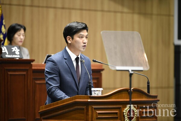 Lee Myeong-no, a member of theGwangju City Council, gives a speech atthe Gwangju City Council.
