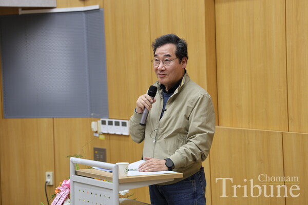 Lee Nak-yeon talks about the history of the Honam area to CNU students.