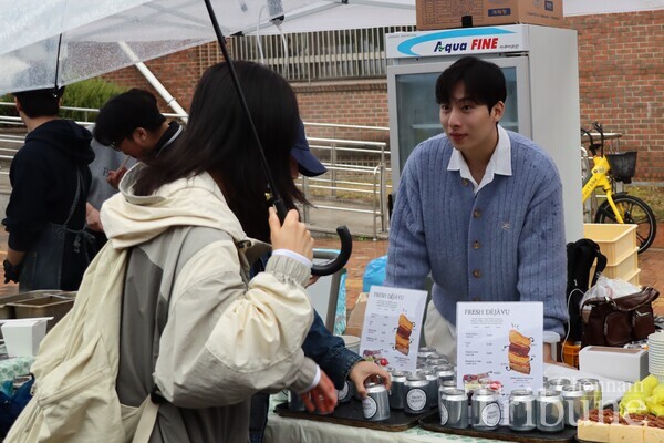 Students buy drinks  in a dessert booth at the festival on March 28.