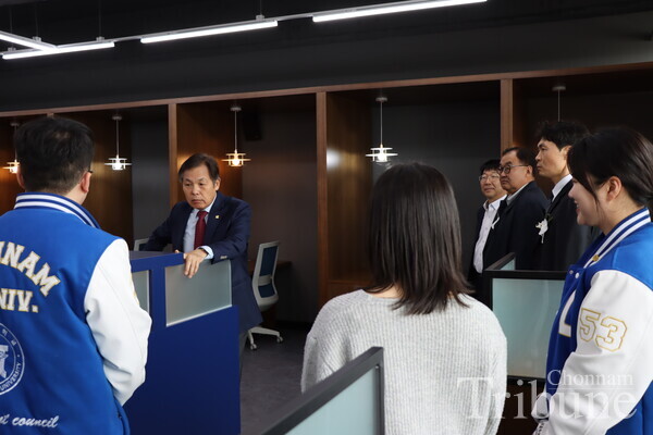 President Jung Sungtaek, faculty and students look around the new reading room.
