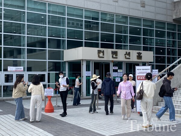 The voters are getting into an advance polling station at Yongji Hall on April 5.