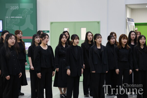 The choir, composed of the students of the Department of Music Education, performs commemorative songs on April 16.