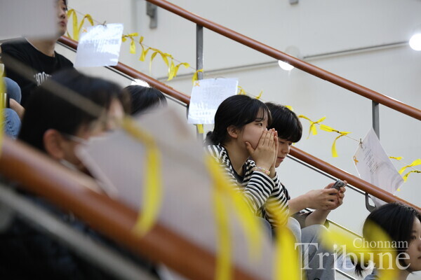 The audience listens to commemorative songs.