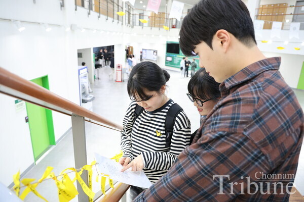 Stydebts read a poem to commemorate the Sewol Ferry tragedy.