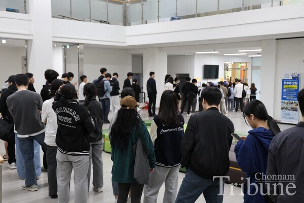 The first floor of the Student Union 1 building that houses the cafeteria is crowded with students who want to have dinner on April 17.