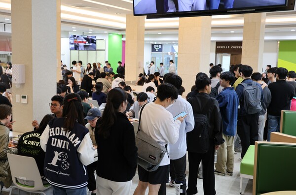 The line inside the cafeteria