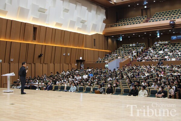 Kim Kyung-il, a professor in the department of psychology at Ajou University, gives a lecture entitled "We Live in the Times Where Achieving Balance in Life Has Become a Skill" at Minjumaru on April 19.
