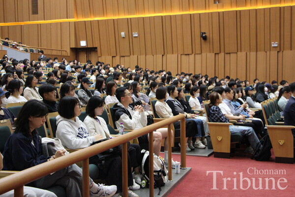 The audience listen to a lecture presented by Professor Kim Kyung-il at Minjumaru.